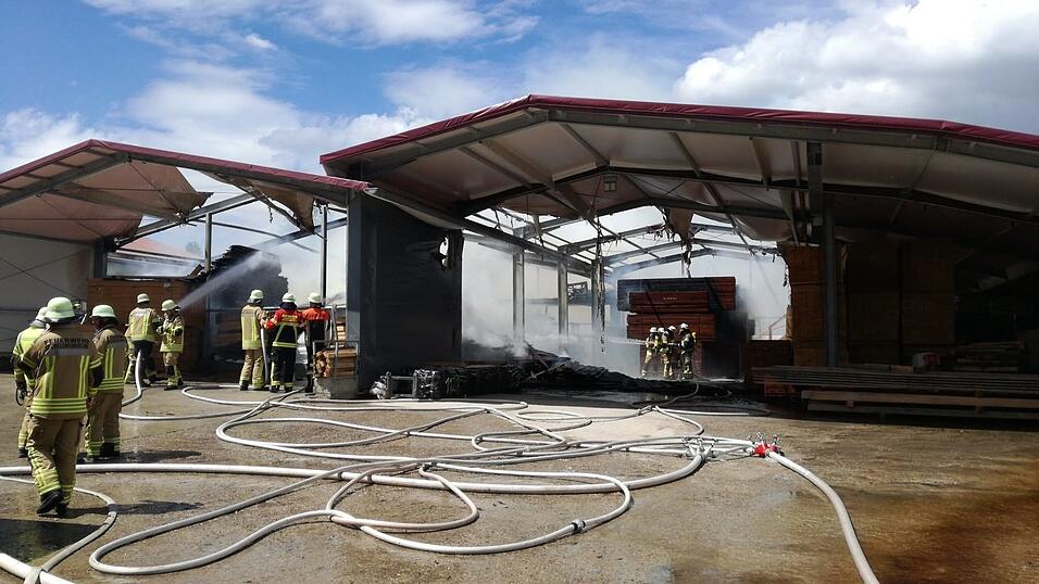 Feuerwehren löschen den Brand in einem holzverarbeitenden Betrieb in Michelsneukirchen. Feuerwehren löschen den Brand in einem holzverarbeitenden Betrieb in Michelsneukirchen.