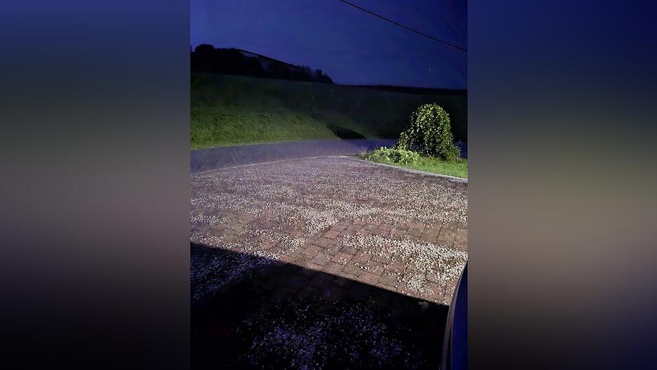 ... und warf große Hagelkörner ab.