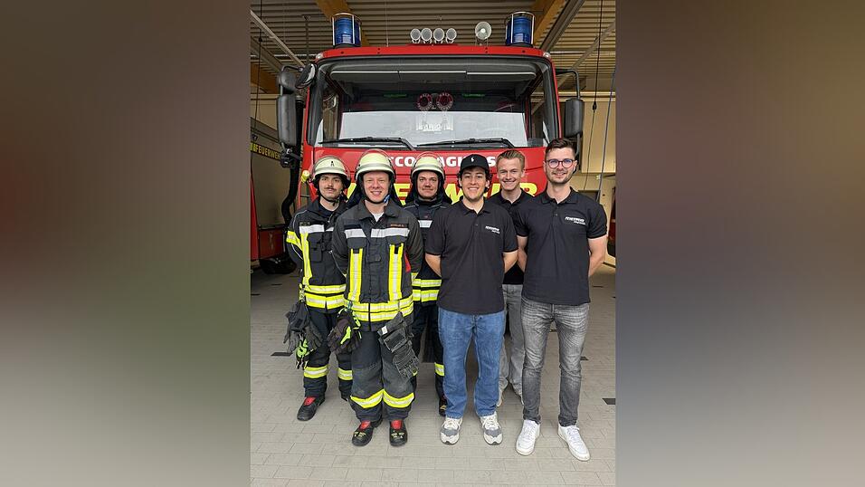 Die drei Jugendwarte Joshua Biehl, Raphael Nunner und Sebastian Br&uuml;nner (v.r.) mit ihren Jugendhelfern f&uuml;r die w&ouml;chentliche Ausbildung Tim Kapfelsperger und Raphael Scholler&nbsp;