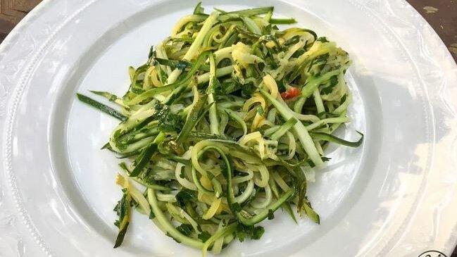 'Zoodles' sind auch bekannt als Zucchini-Nudeln. Die Gemüsepasta ist vor allem bei 'Low Carb'-Anhängern beliebt.