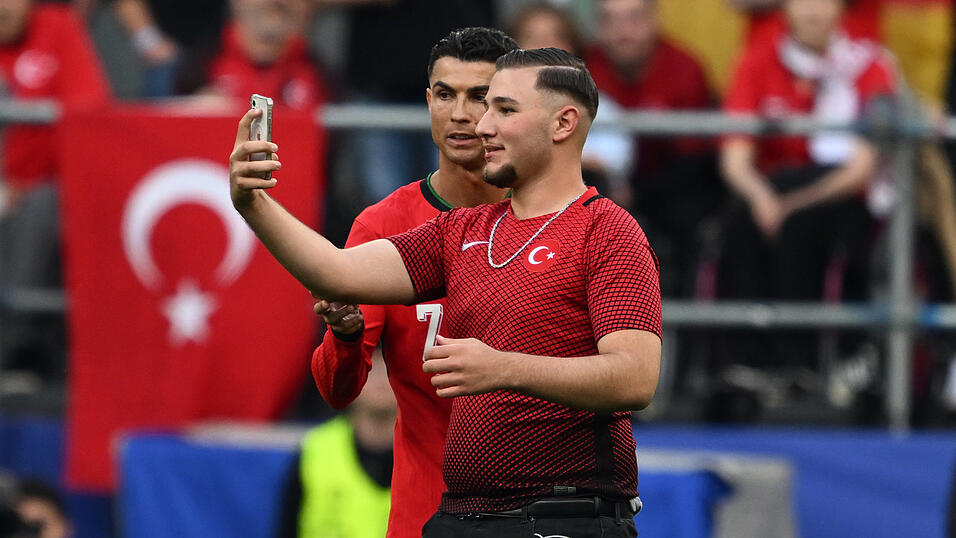 CR7 ist Fußballrentner, aber weiter beliebtes Foto-Motiv: Es war seine sechste EM, er aber ein Fremdkörper im Spiel der Portugiesen. Cristiano Ronaldo kam nur bei Flitzern an. Einmal wollten gleich sechs ein Foto mit ihm machen. Ein Fan stürzte sich sogar von der Tribüne vor seine Füße. Irre!
