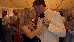 Jim (Will Ferrell) und Margot (Reese Witherspoon) geraten in «Ihr seid herzlich eingeladen» aneinander, weil sie dasselbe Hotel für eine Hochzeitsfeier gebucht haben.