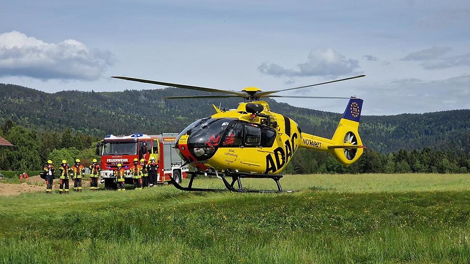 Auf einer Wiese wenig entfernt von der Unfallstelle landete der Rettungshubschrauber.