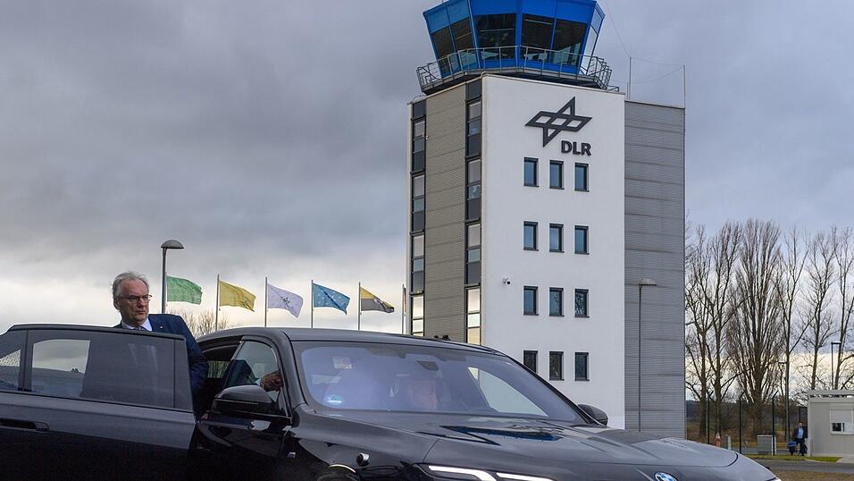 Die meisten Dienstwagen der Landesregierung von Sachsen-Anhalt - wie hier vom früheren Ministerpräsidenten Reiner Haseloff (CDU) - kommen von BMW. (Archivbild) Die meisten Dienstwagen der Landesregierung von Sachsen-Anhalt - wie hier vom früheren Ministerpräsidenten Reiner Haseloff (CDU) - kommen von BMW. (Archivbild)