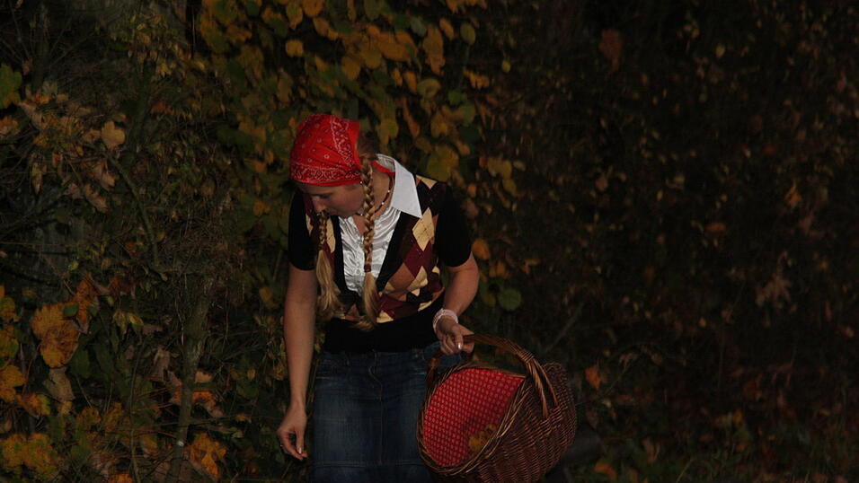 Inga als 'Rot-Z&ouml;pfchen' beim Gruseldreh im finsteren Steinacher Wald. (Foto: Pfeffer)