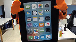 20.10 Uhr: Bruder Michael im Handy-Kost&uuml;m.