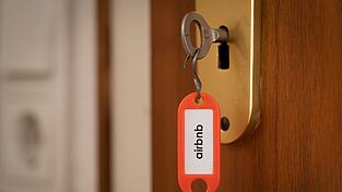 Vermittlungsplattformen wie Airbnb sollen künftig Mehrwertsteuer zahlen, fordert die EU-Kommission. Vermittlungsplattformen wie Airbnb sollen künftig Mehrwertsteuer zahlen, fordert die EU-Kommission.
