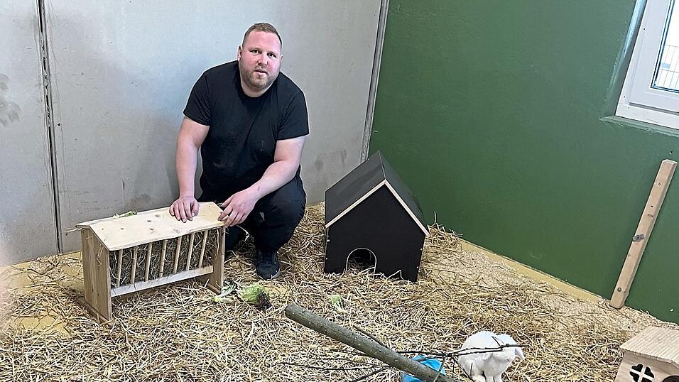 Christoph Rester, der Mann f&uuml;r fast alle Felle, mit Stampfer, dem wei&szlig;en Zwergwidder. Stampfer ist alles andere als ein Kuschelkaninchen.