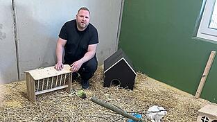 Christoph Rester, der Mann f&uuml;r fast alle Felle, mit Stampfer, dem wei&szlig;en Zwergwidder. Stampfer ist alles andere als ein Kuschelkaninchen.