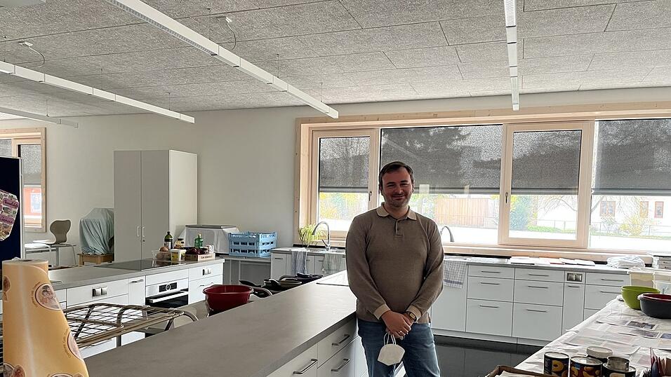 Florian Wendl zeigt einen neuen Raum des Baus für die Berufsvorbereitungsklassen. Florian Wendl zeigt einen neuen Raum des Baus für die Berufsvorbereitungsklassen.