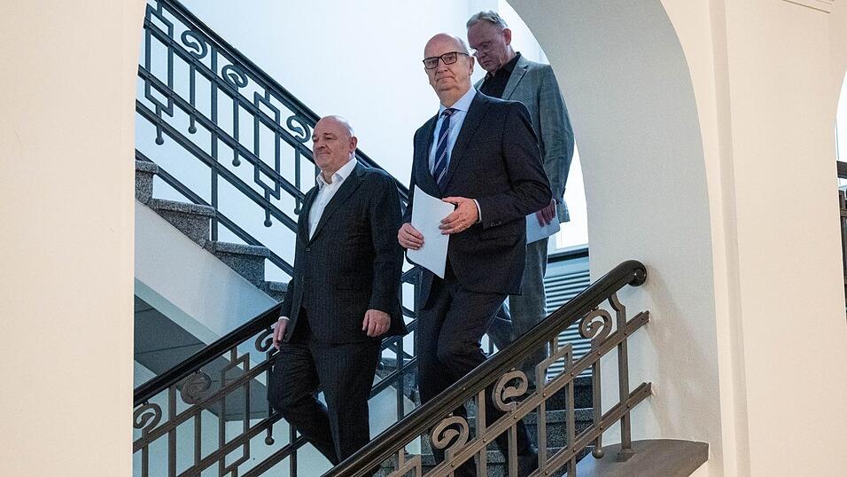 SPD/BSW-Regierung ohne Mehrheit: Der Ministerpr&auml;sident von Brandenburg, Dietmar Woidke (SPD, M), und sein Vize Robert Crumbach (l) erkl&auml;ren die Koalition in Brandenburg f&uuml;r gescheitert.