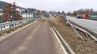 Der Unfall an der B20 bei Cham hinterließ eine Schneise der Verwüstung auf dem Rastplatz. Der Unfall an der B20 bei Cham hinterließ eine Schneise der Verwüstung auf dem Rastplatz.