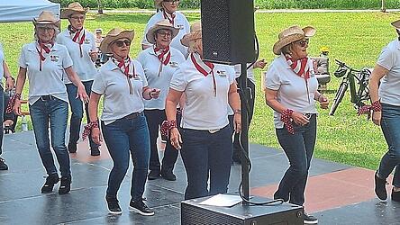 Die &bdquo;RedCrossDancers&ldquo; legten eine hei&szlig;e Sohle aufs Parkett.