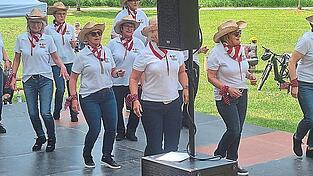 Die &bdquo;RedCrossDancers&ldquo; legten eine hei&szlig;e Sohle aufs Parkett.
