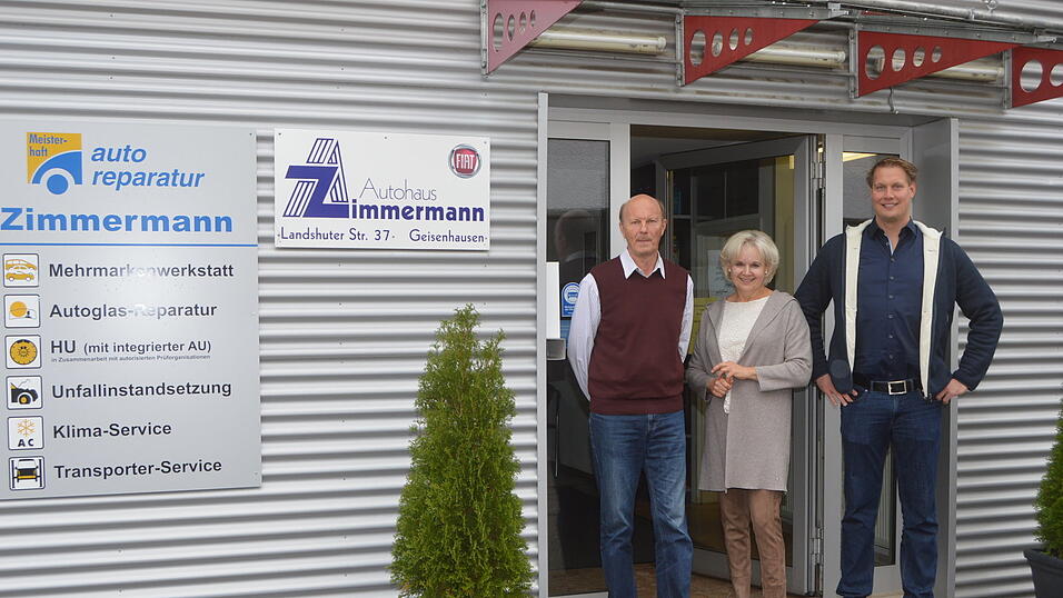 Nach 40 Jahren schließen sie ihr Autohaus: Anita und Helmut Zimmermann mit Sohn und Juniorchef Tobias. Nach 40 Jahren schließen sie ihr Autohaus: Anita und Helmut Zimmermann mit Sohn und Juniorchef Tobias.