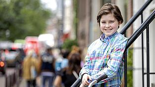 Laurent Simons lehnt an einem Gelände. Laurent Simons lehnt an einem Gelände.