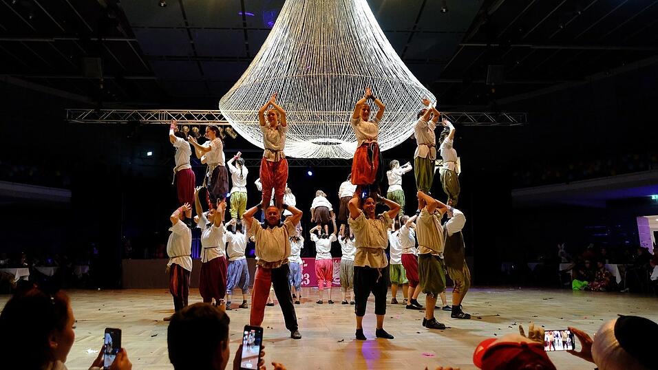 Der Künstlerball bot ein großes Showprogramm. Der Künstlerball bot ein großes Showprogramm.