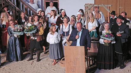 Finale der Plenningerin-Premiere am Freitagabend im Gritschhof: Bürgermeister Herbert Lichtinger dankt vor allem den Hauptdarstellern Franziska Drexler und Tobias Holle (links) sowie Vorstand Thomas Drexler und seiner Ehefrau Beate (rechts).