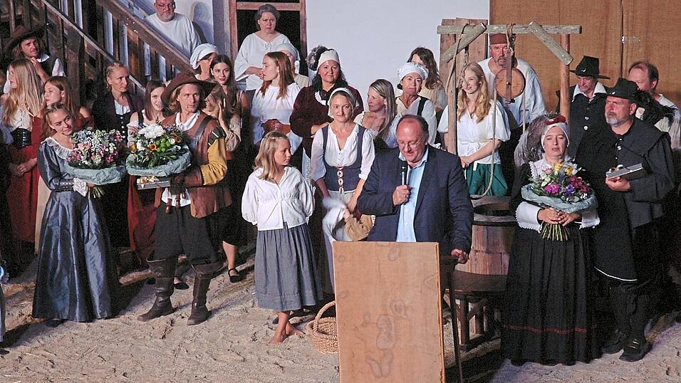 Finale der Plenningerin-Premiere am Freitagabend im Gritschhof: B&uuml;rgermeister Herbert Lichtinger dankt vor allem den Hauptdarstellern Franziska Drexler und Tobias Holle (links) sowie Vorstand Thomas Drexler und seiner Ehefrau Beate (rechts).