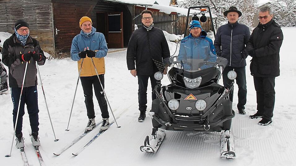 Die Bürgermeister Martin Birner, Walter Schauer, Abteilungsleiter Thomas Steindl, Bürgermeister Dr. Stefan Spindler und Langläufer (von rechts). Die Bürgermeister Martin Birner, Walter Schauer, Abteilungsleiter Thomas Steindl, Bürgermeister Dr. Stefan Spindler und Langläufer (von rechts).