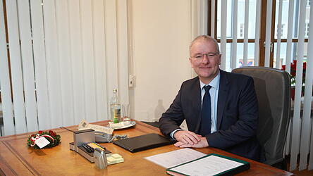 Wer künftig den Platz von Alexander Putz am OB-Schreibtisch im Rathaus einnehmen wird, ist noch nicht entschieden - trotz einer Tendenz beim „Landshut-Trend“. Wer künftig den Platz von Alexander Putz am OB-Schreibtisch im Rathaus einnehmen wird, ist noch nicht entschieden - trotz einer Tendenz beim „Landshut-Trend“.