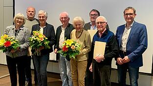 Die Geehrten: Susanne Kugel, Johann Kargl, Renate Schweikl, Walter Schlicht, Sieglinde Miethaner, Richard Kauer, Fritz Bayer, Vorstand Hubert Kraus (v.l.)