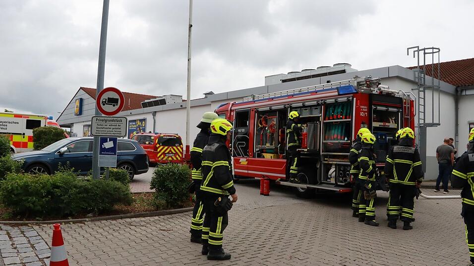 Zahlreiche Einsatzkr&auml;fte sorgten auf dem Supermarkt-Parkplatz f&uuml;r Aufsehen.