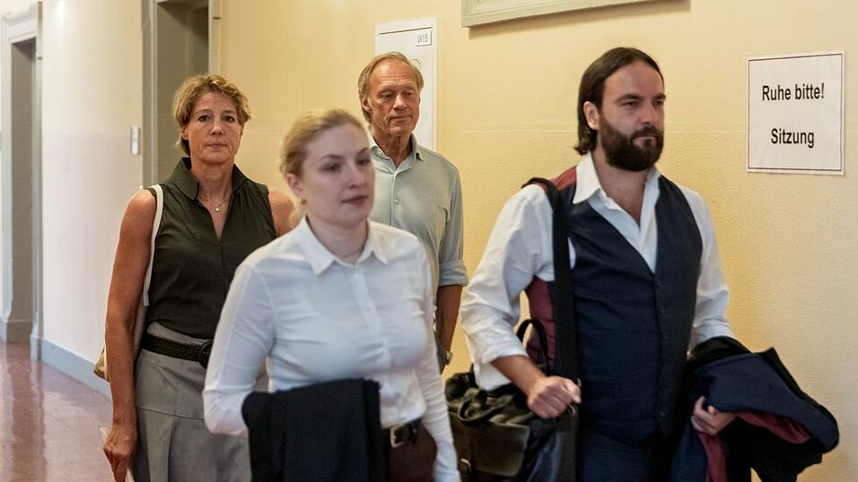Die angeklagte Unternehmerin Christina Block, ihre Anw&auml;ltin Paula Wlodarek, ihr Lebensgef&auml;hrte Gerhard Delling und ihr Anwalt Ingo Bott gehen zum Verhandlungssaal.