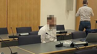 Der Angeklagte bereue zwar, was er dem Opfer angetan hat, wollte aber kein förmliches Geständnis zum Prozessbeginn ablegen.