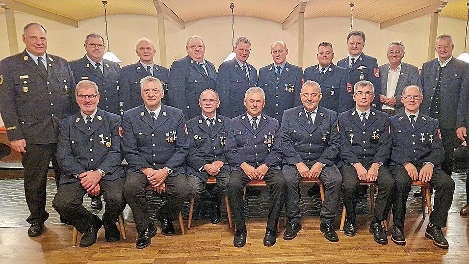 Für 40 beziehungsweise 50 Jahre aktive Dienstzeit wurden diese FFW-Kameraden geehrt. Für 40 beziehungsweise 50 Jahre aktive Dienstzeit wurden diese FFW-Kameraden geehrt.