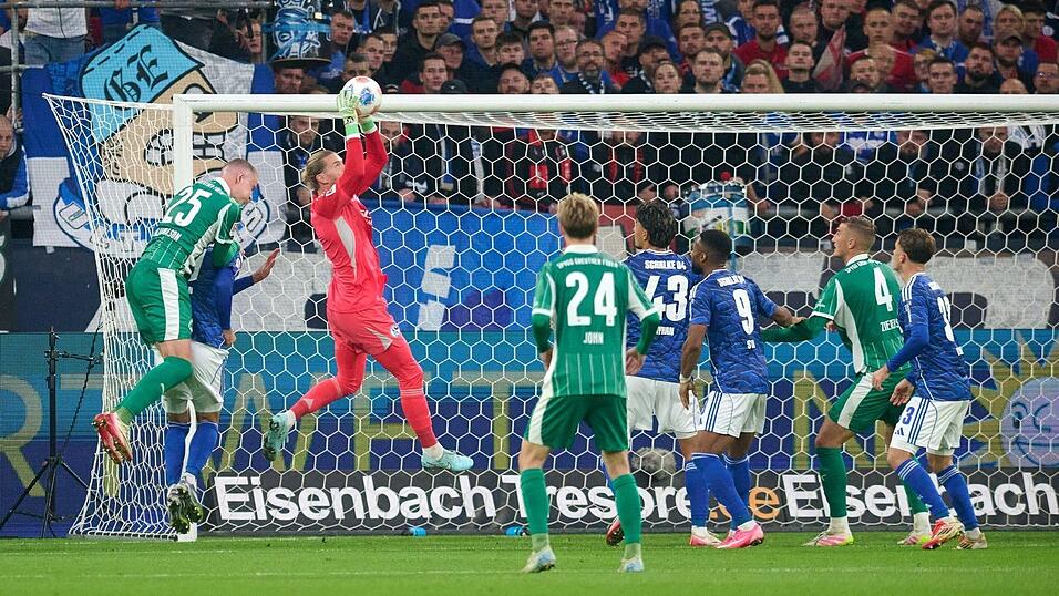 Keine Gefahr für Schalke-Keeper Karius.