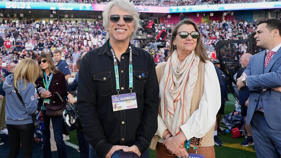 Jon Bon Jovi (l) und seine Frau Dorothea stimmten sich ebenfalls vom Rande des Spielfelds auf das NFL-Finale ein.