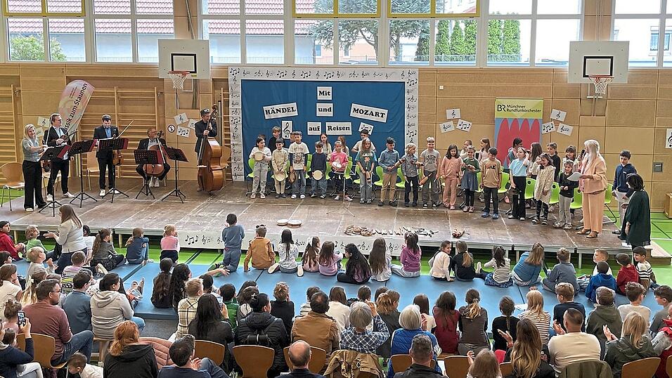 So etwas hört man selbst an der musikbegeisterten Grundschule Feldkirchen nicht oft: Die Schüler musizierten am Freitag mit den Profis des Münchner Rundfunkorchesters. Klassenweise wechselten sie sich ab und durften auf der Bühne die Stücke mit Instrumenten begleiten. So etwas hört man selbst an der musikbegeisterten Grundschule Feldkirchen nicht oft: Die Schüler musizierten am Freitag mit den Profis des Münchner Rundfunkorchesters. Klassenweise wechselten sie sich ab und durften auf der Bühne die Stücke mit Instrumenten begleiten.