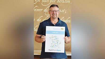 B&uuml;rgermeister Hofmann mit der Auszeichnung, die er f&uuml;r die Stadt R&ouml;tz entgegen nahm.