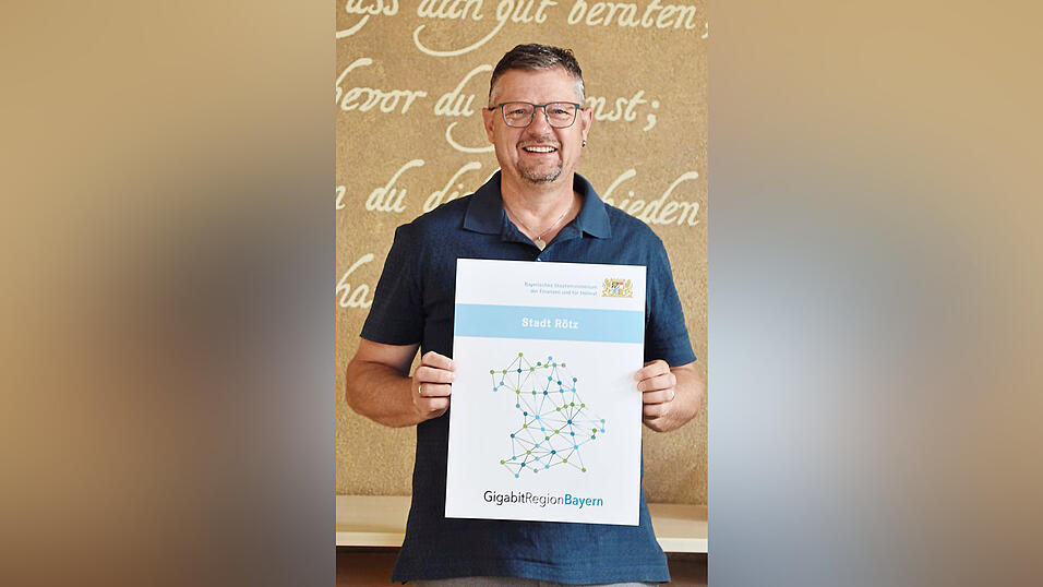B&uuml;rgermeister Hofmann mit der Auszeichnung, die er f&uuml;r die Stadt R&ouml;tz entgegen nahm.
