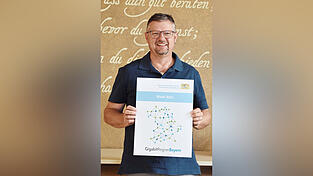 B&uuml;rgermeister Hofmann mit der Auszeichnung, die er f&uuml;r die Stadt R&ouml;tz entgegen nahm.