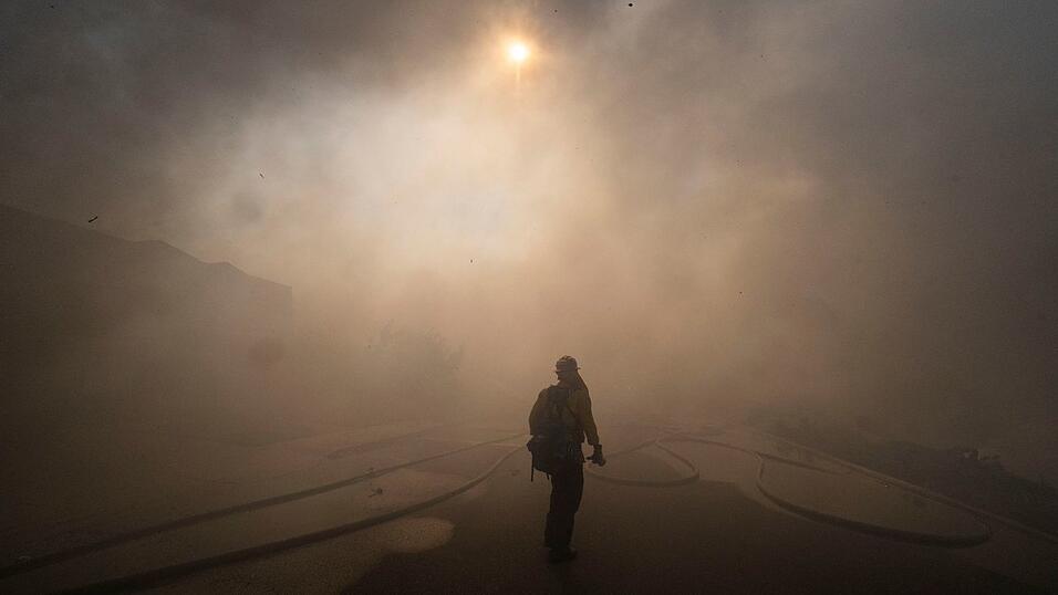 Mehr als 500 Feuerwehrleute kämpfen gegen die Flammen an. Mehr als 500 Feuerwehrleute kämpfen gegen die Flammen an.