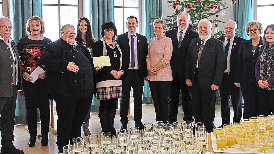Im Rahmen der Nikolausaktion und der Veranstaltungen des Bastelkreises wurden Spenden übergeben. Im Rahmen der Nikolausaktion und der Veranstaltungen des Bastelkreises wurden Spenden übergeben.