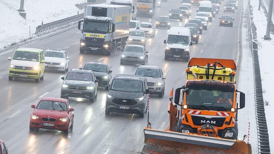 Auf den Autobahnen sind nach der K&auml;lte der vergangenen Tage Sch&auml;den entstanden. (Symbolbild)