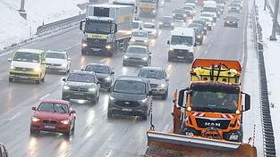 Auf den Autobahnen sind nach der K&auml;lte der vergangenen Tage Sch&auml;den entstanden. (Symbolbild)