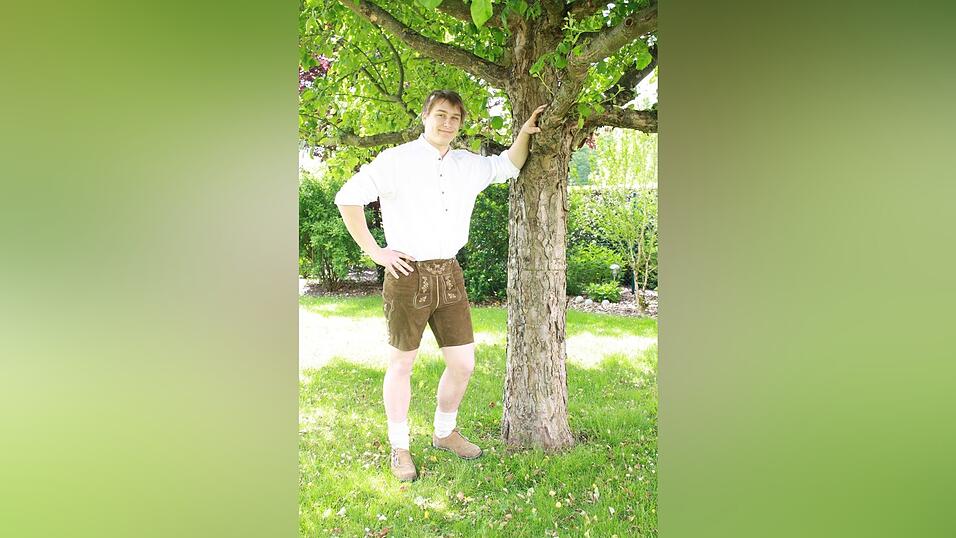 Diese Lederhose wurde f&uuml;r unser Model Alex zwar nicht ma&szlig;geschneidert, doch sitzen tut sie allemal.
