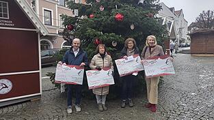 Scheckübergabe am Veitsplatz: (v.l.) Christian Dreher (Campus Oberpfalz), Hilde Dettweiler (Ökumenischer Arbeitskreis) und Christa Aschenbrenner (Tafel Bad Kötzting) freuten sich über die eingenommenen Summen. Carola Höcherl-Neubauer, Vorsitzende des Vereins Stadtmarketing, organisierte den „Charity-Markt“ in der „Alten Metzgerei“, aus dem das Geld stammt.
