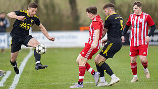 Nach dem ersten Punkt der Fr&uuml;hjahrsrunde vor eigenen Fans wollen die Simbacher (in schwarz) nun ausw&auml;rts in Neufraunhofen zu den n&auml;chsten Z&auml;hlern st&uuml;rmen.