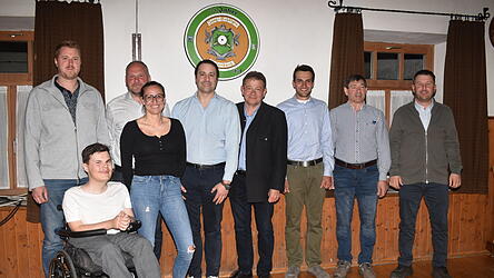 Der neu zusammengesetzte Gemeinderat (von links): Sebastian Kurz, Gerhard Limmer, Sonja Greimel, Peter Wimmer, B&uuml;rgermeister Helmut Neudecker, Johannes Daxauer, Thomas Obermeier, Georg N&ouml;scher, vorne: Sebastian Hirsch.