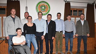 Der neu zusammengesetzte Gemeinderat (von links): Sebastian Kurz, Gerhard Limmer, Sonja Greimel, Peter Wimmer, B&uuml;rgermeister Helmut Neudecker, Johannes Daxauer, Thomas Obermeier, Georg N&ouml;scher, vorne: Sebastian Hirsch.