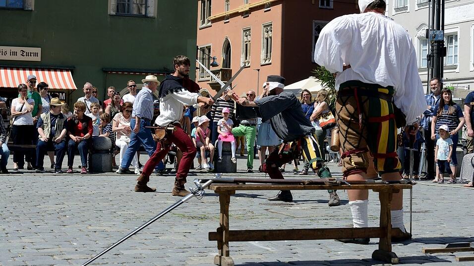 Mittelalter-Flair und super Stimmung: Die lange Einkaufsnacht 'Schlaflos' war gleichzeitig der Auftakt zum Mittelalter-Fest in Straubing. Mittelalter-Flair und super Stimmung: Die lange Einkaufsnacht 'Schlaflos' war gleichzeitig der Auftakt zum Mittelalter-Fest in Straubing.