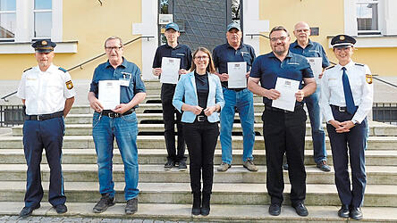 B&uuml;rgermeisterin Andrea Probst (Mitte) mit f&uuml;nf der geehrten Sicherheitswacht-Jubilare, Polizeihauptmeister Roland Kappelmann (links) und 1. Polizeihauptkommissarin Daniela Neumayer (rechts).