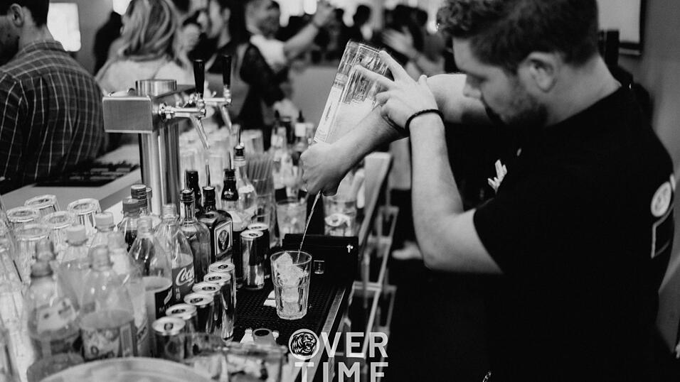 Auch am zweiten Volksfestfreitag schauten viele G&auml;ste im Overtime vorbei.