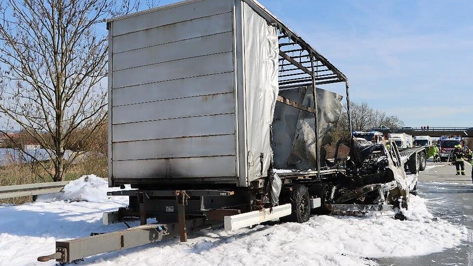 Bei dem Unfall auf der A3 fingen beide Fahrzeuge danach Feuer und mussten gelöscht werden. Bei dem Unfall auf der A3 fingen beide Fahrzeuge danach Feuer und mussten gelöscht werden.