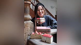 Sophie Killermann mit den neuen Landshuter Häusern: Das größte Exemplar ist die Martinskirche.